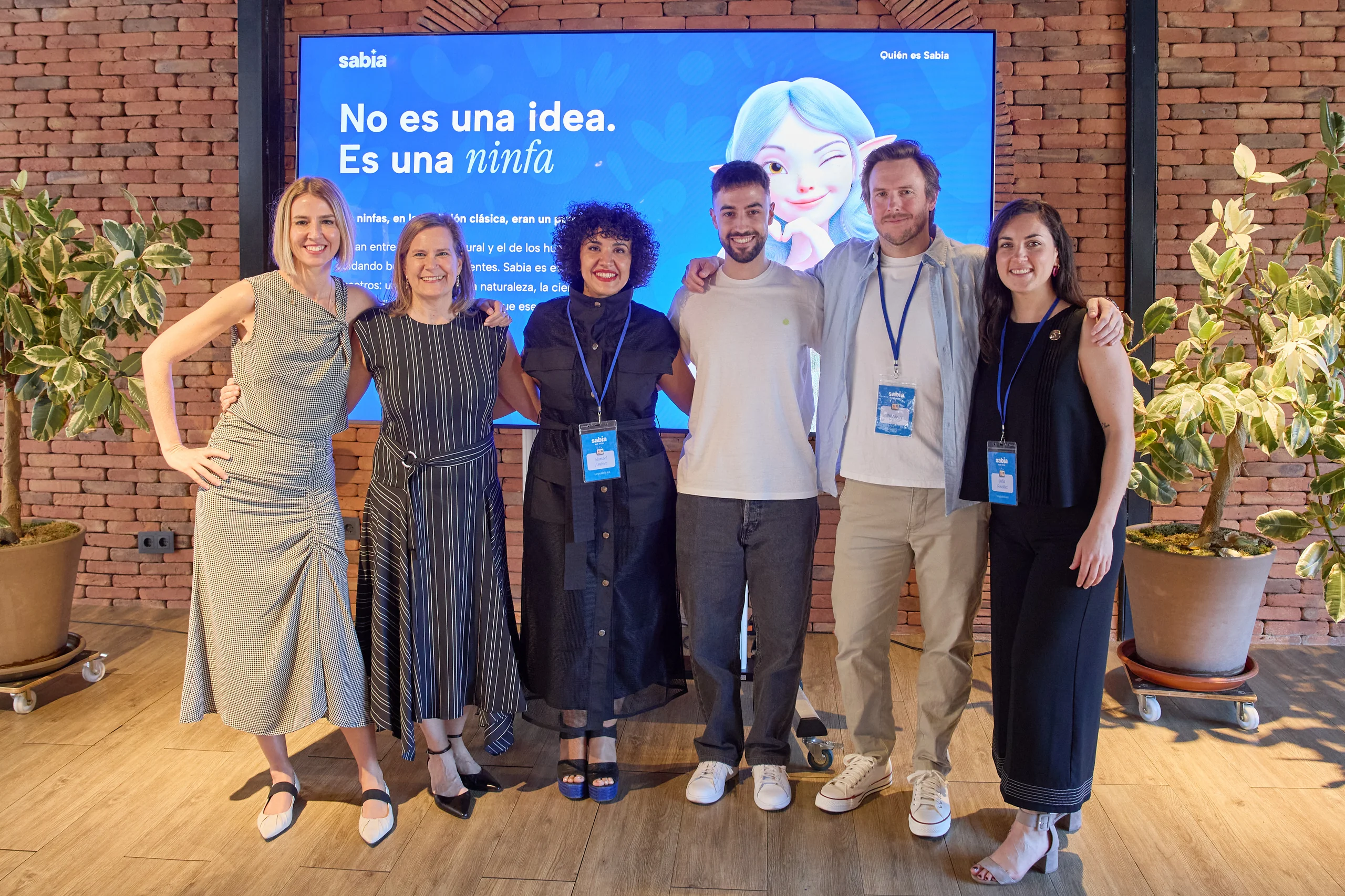 Parte del equipo de Sabia en el 9J, delante de la pantalla 'No es una idea. Es una ninfa'